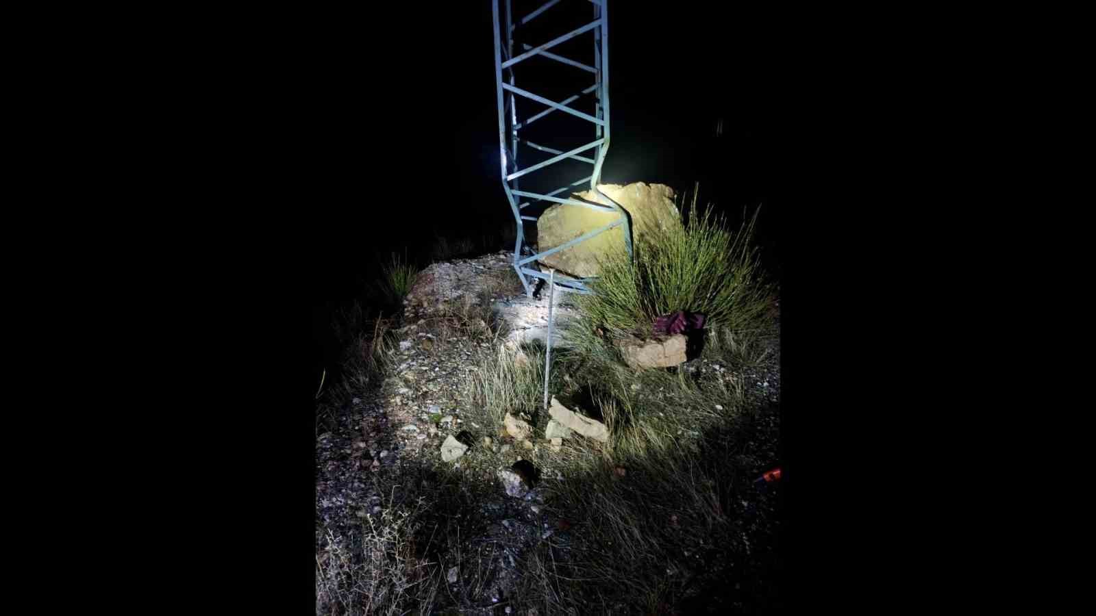 Gercüş’te facianın eşiğinden dönüldü: Dev kaya elektrik direğine çarparak durabildi