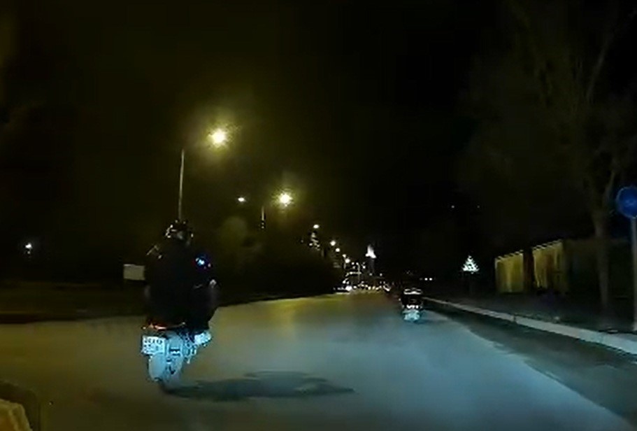 Motosikletinin önünü kaldırarak seyreden sürücü trafiği tehlikeye attı