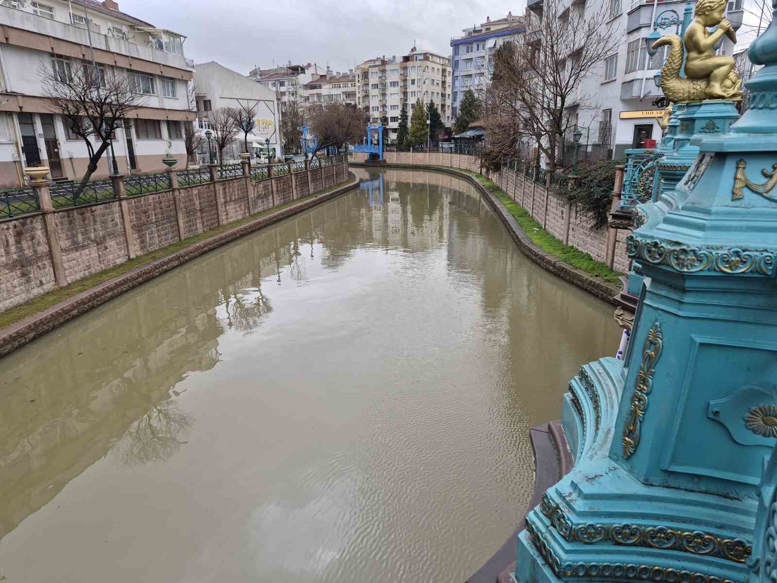 Porsuk Çayı kahverengi tonuna büründü