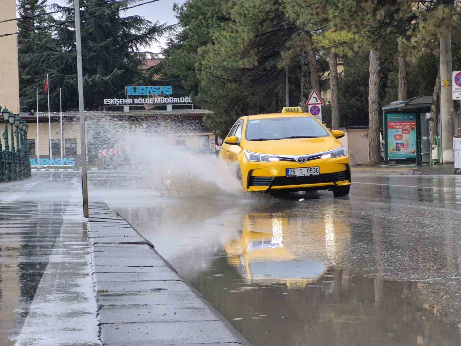 Eskişehir güne yağmurla başladı