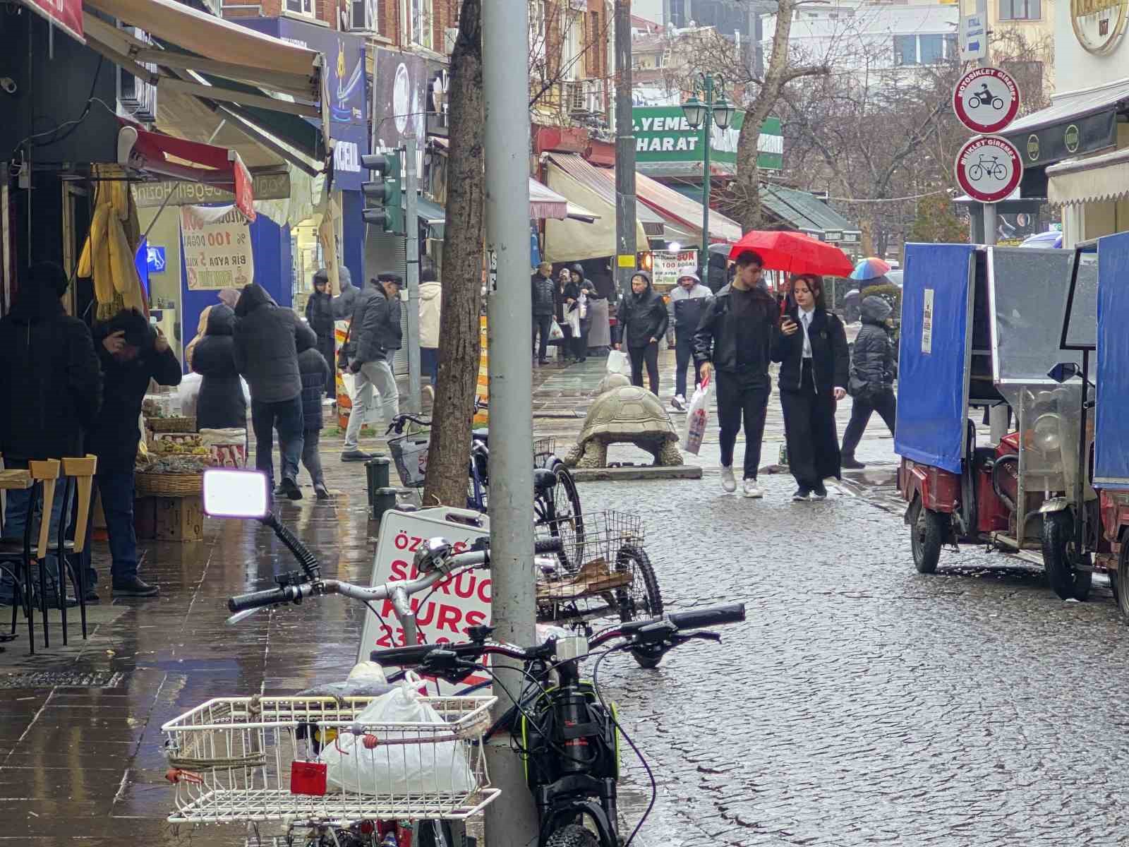 Sağanak yağış kentte etkisini gösterdi