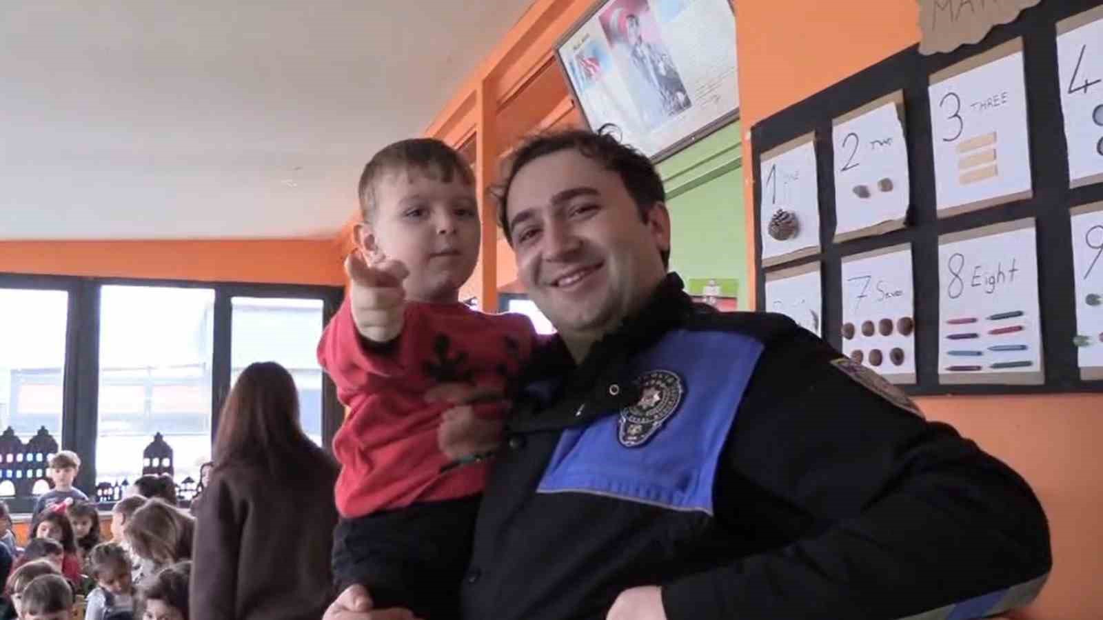 Bayrak sevgisi etkinliğinde minikler keyifli anlar yaşadı