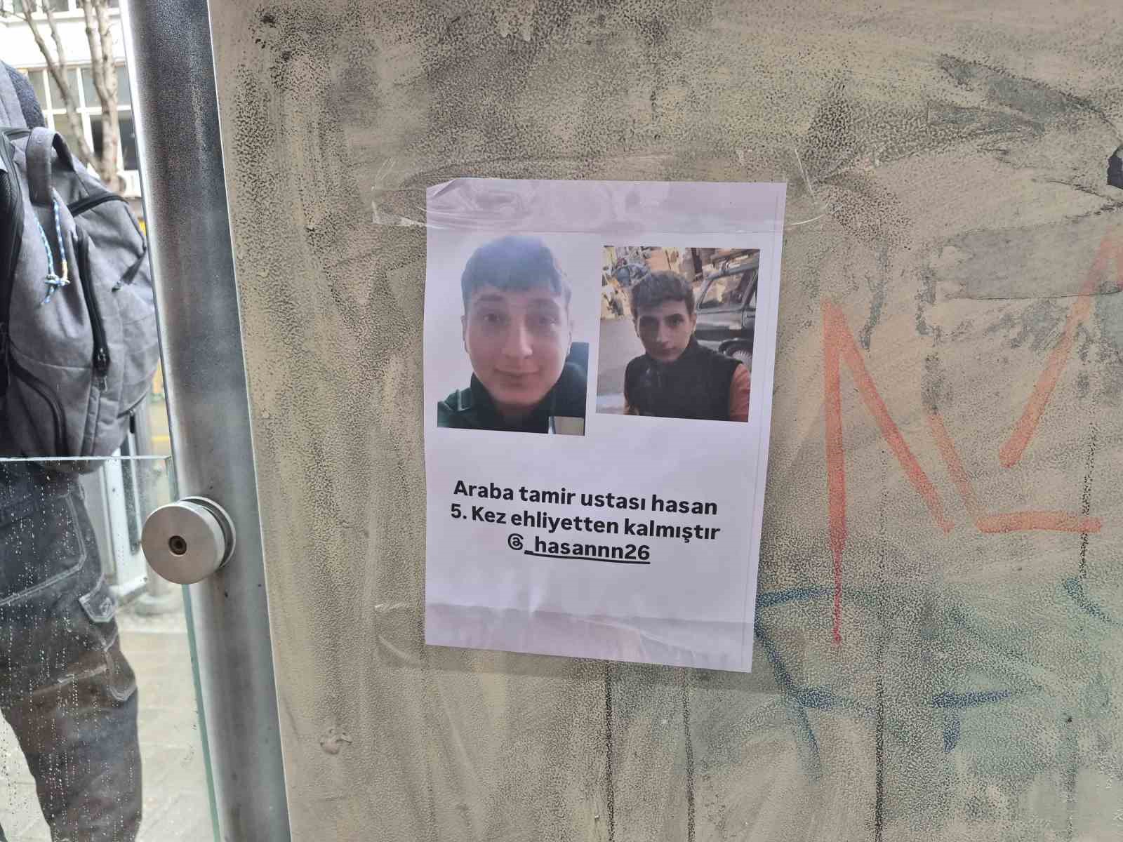 Tramvay durağına yapıştırılan ilginç kağıt dikkat çekti