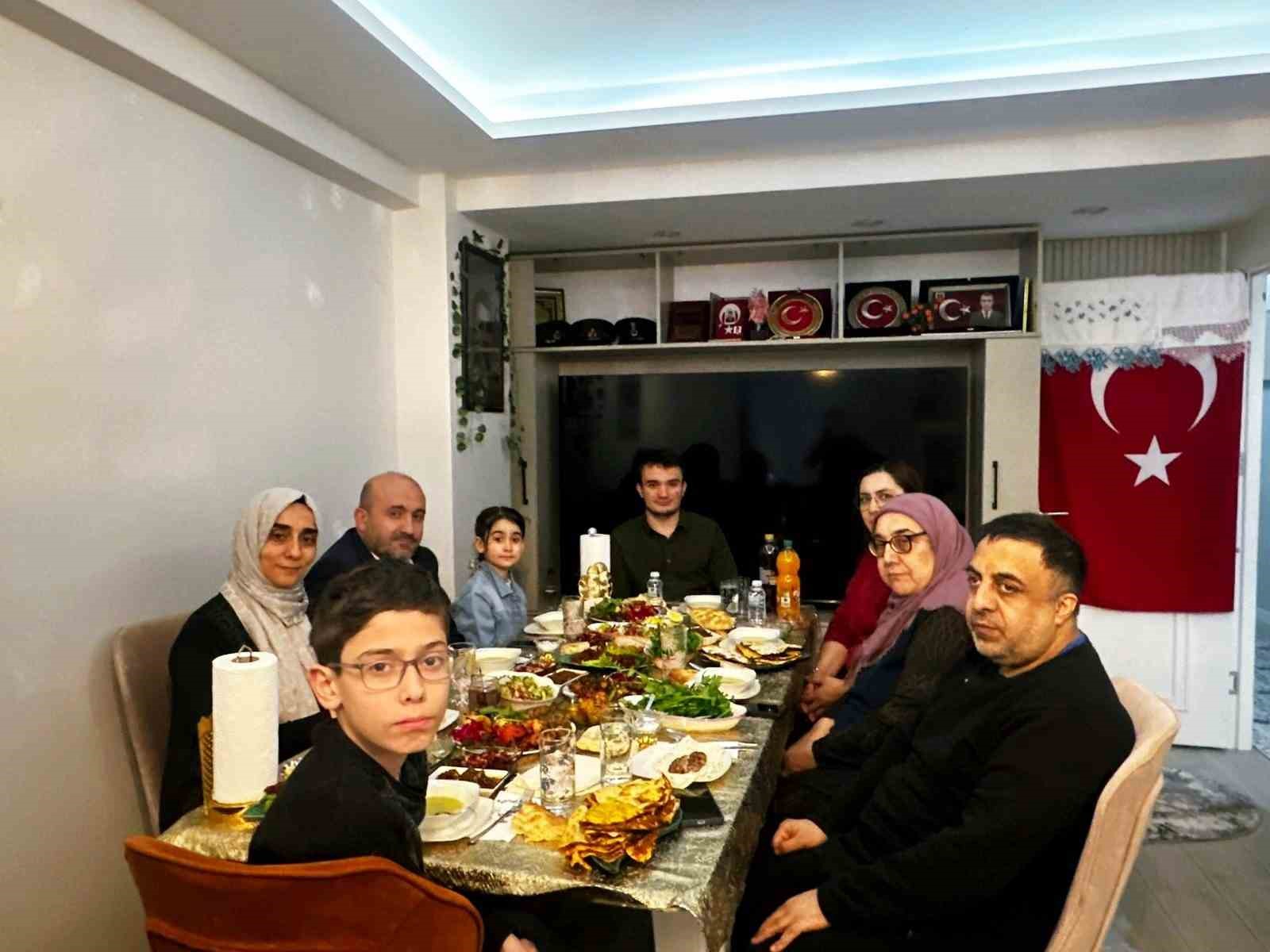 Başkan Albayrak ve ailesi, iftarda şehit evine konuk oldu