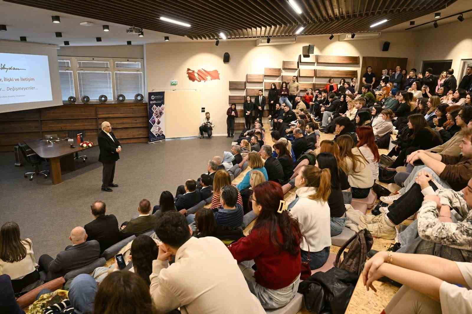 Anadolu Üniversitesi’nde öğrencilere iletişimin altın kuralları anlatıldı