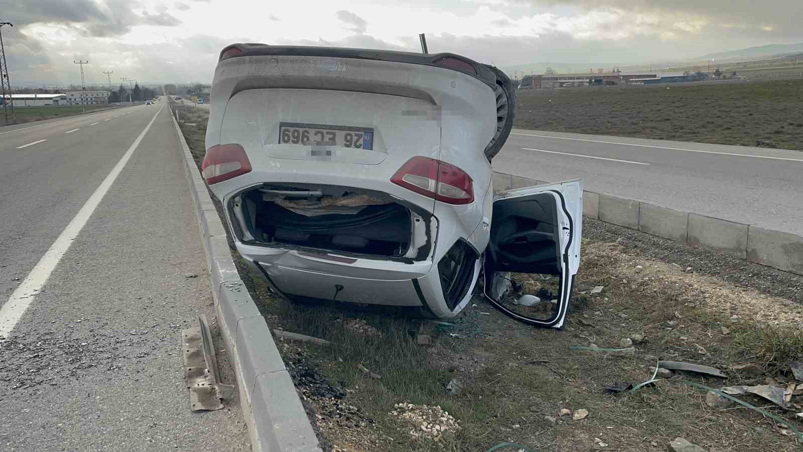 Eskişehir-Sarıcakaya yolunda otomobil takla attı: 5 yaralı