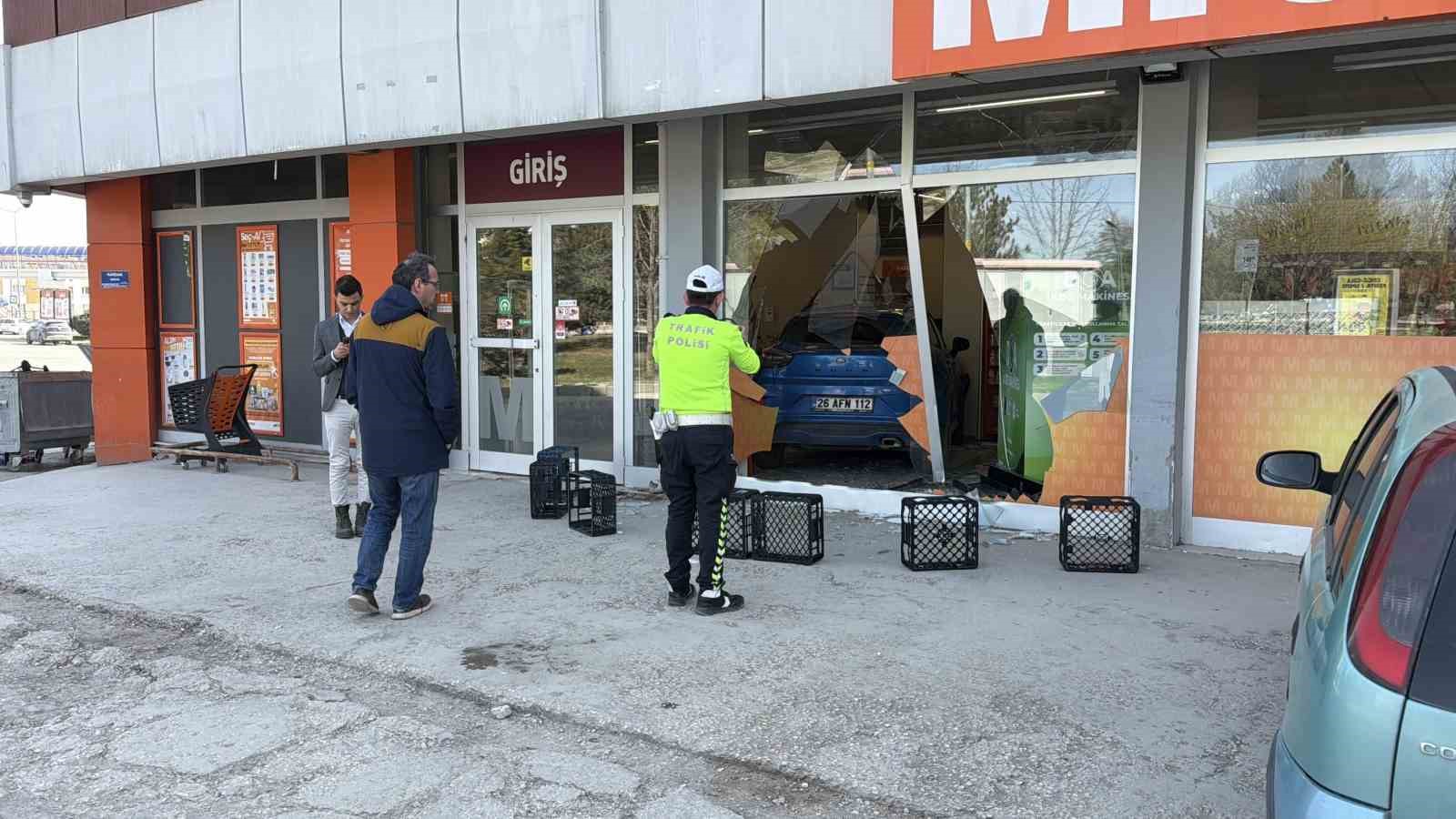 Fren yapmak yerine gaza basan otomobil süpermarkete girdi