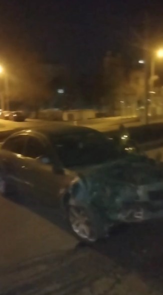 Kontrolden çıkan otomobil ağaca çarparak durabildi