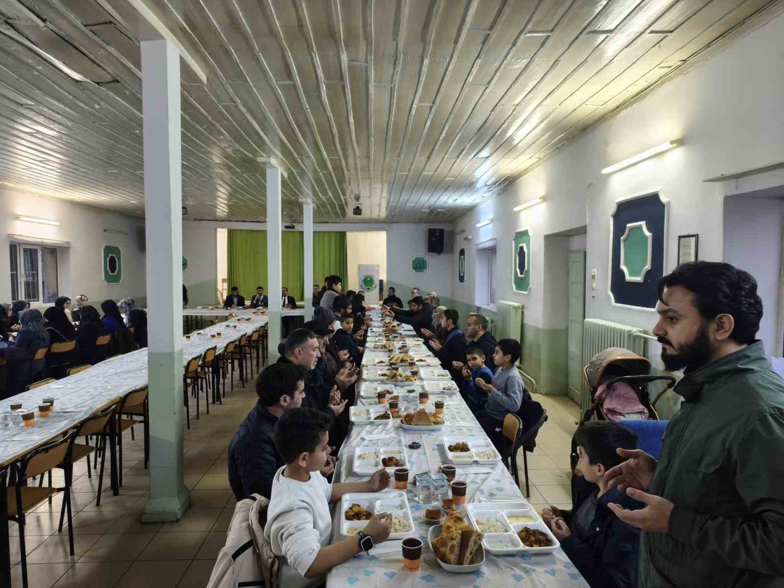 Mahmudiye İlçe Müftülüğü personeli ve aileleri iftarda buluştu