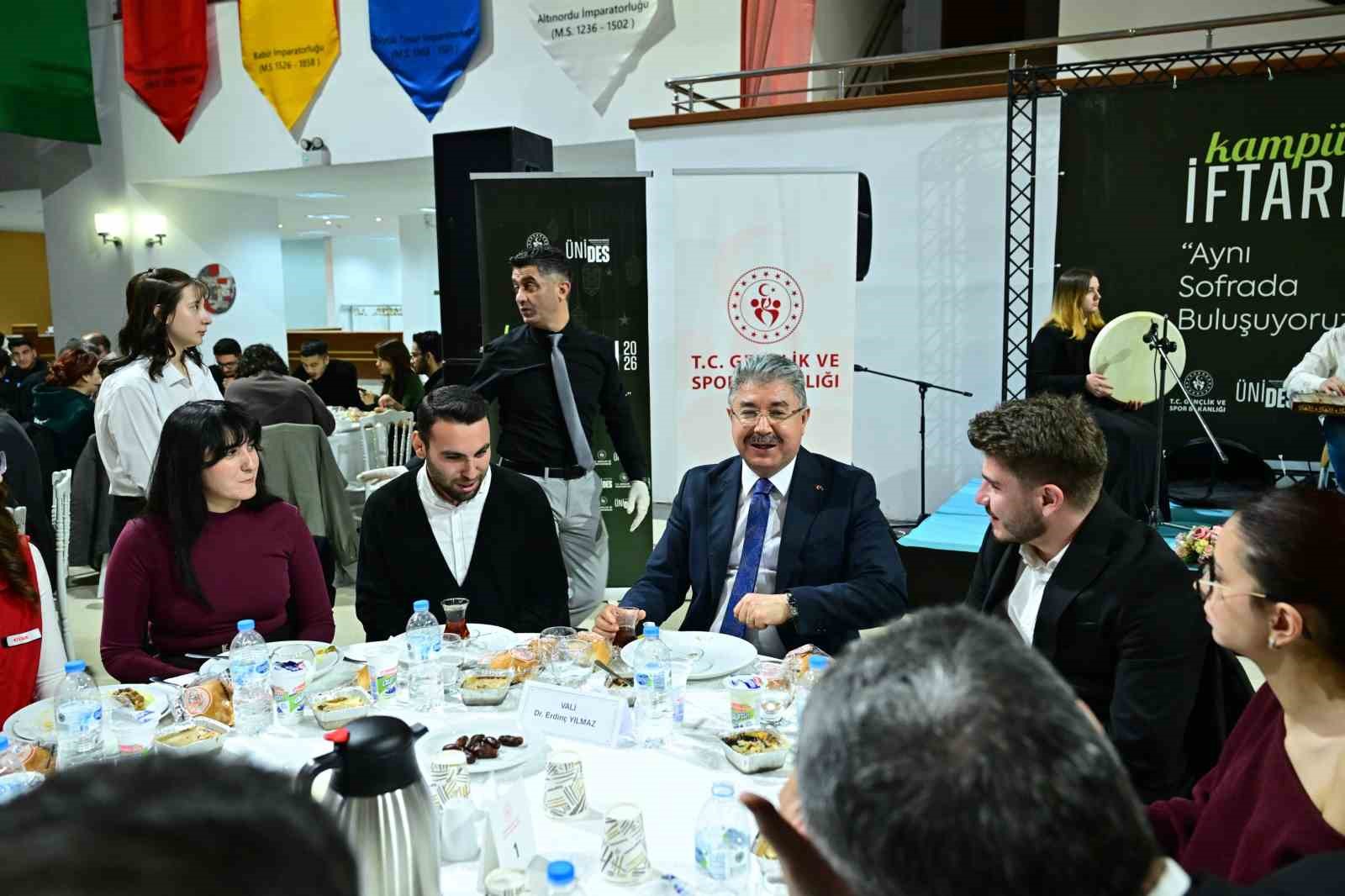 Vali Yılmaz, öğrencilerle iftar yaptı