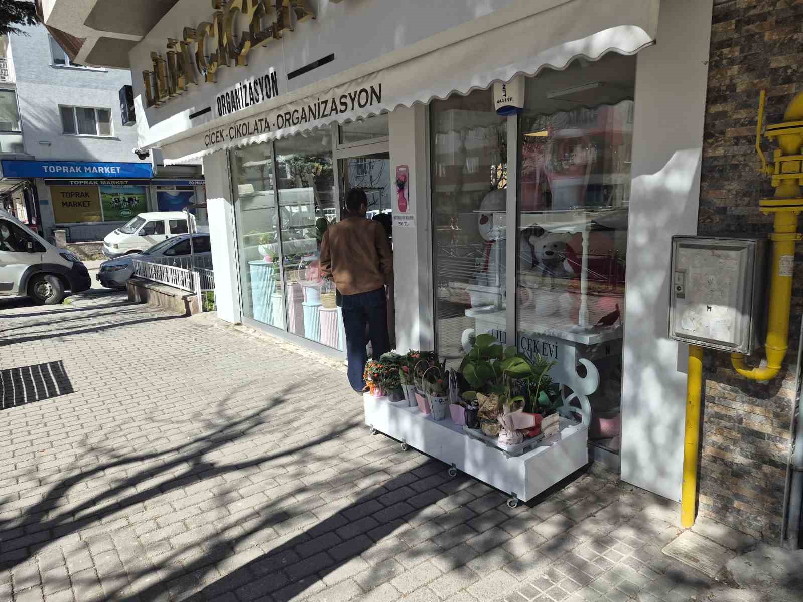 Çiçek hırsızlığına esnaftan ’ince’ sitem: "İsteseydi hediye ederdik"