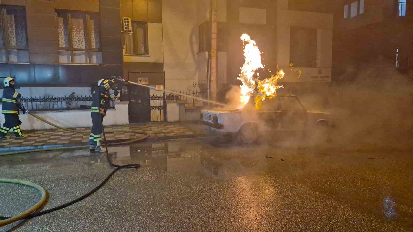 Eskişehir’de park halindeki LPG’li araç küle döndü