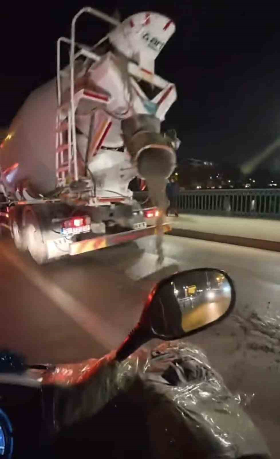 Yola beton dökerek seyreden mikser kameraya yansıdı