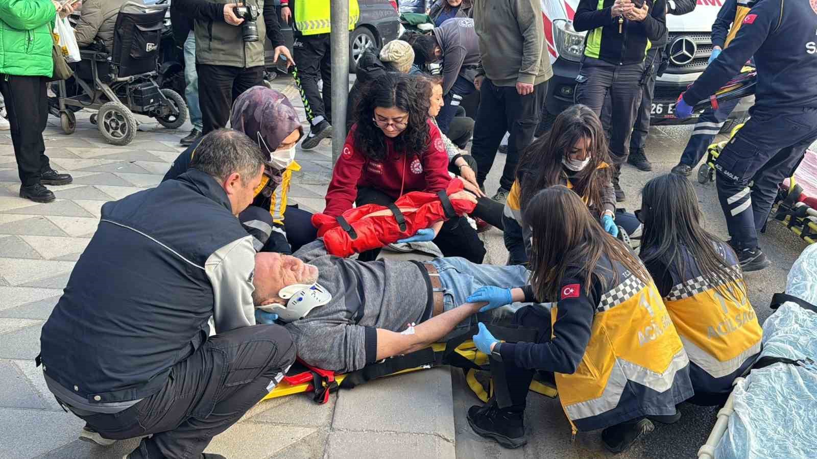 İki otomobil çarpıştı, savrulan araçlardan biri yayaların arasına daldı, 5 yaralı