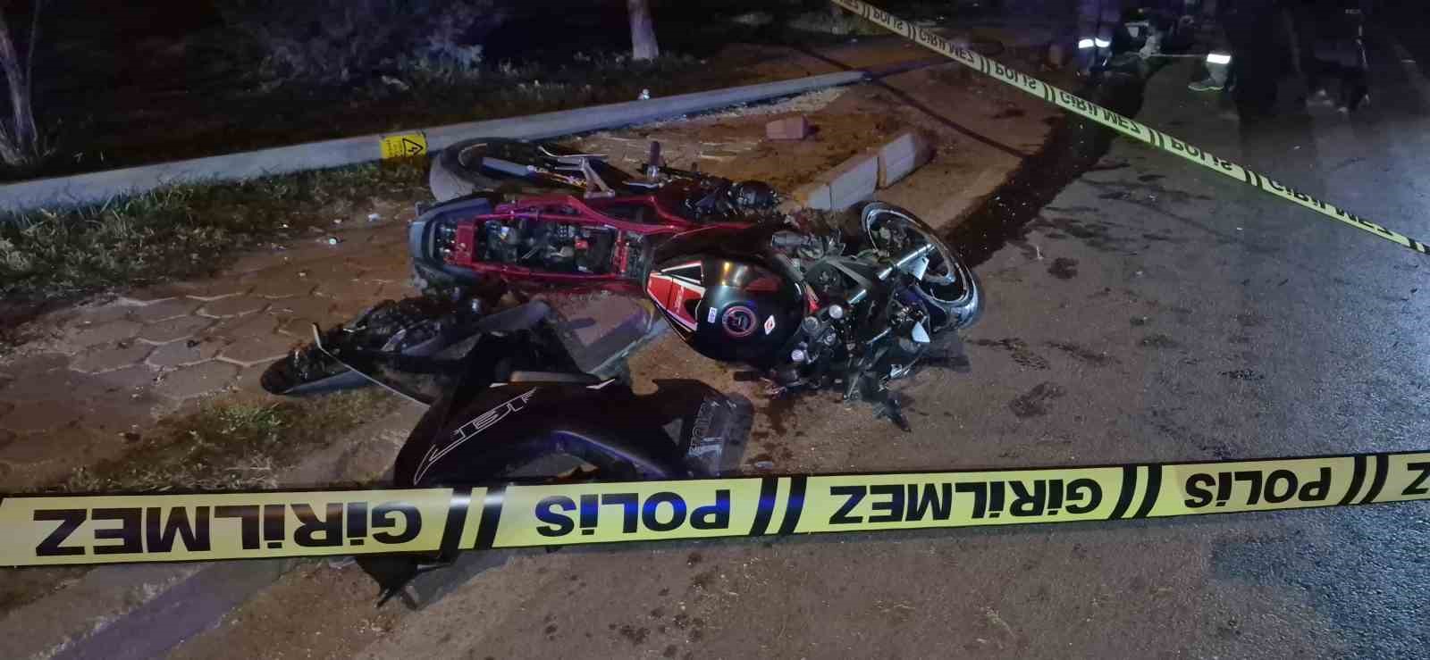 Aydınlatma direğine çarpan motosiklet sürücüsü hayatını kaybetti