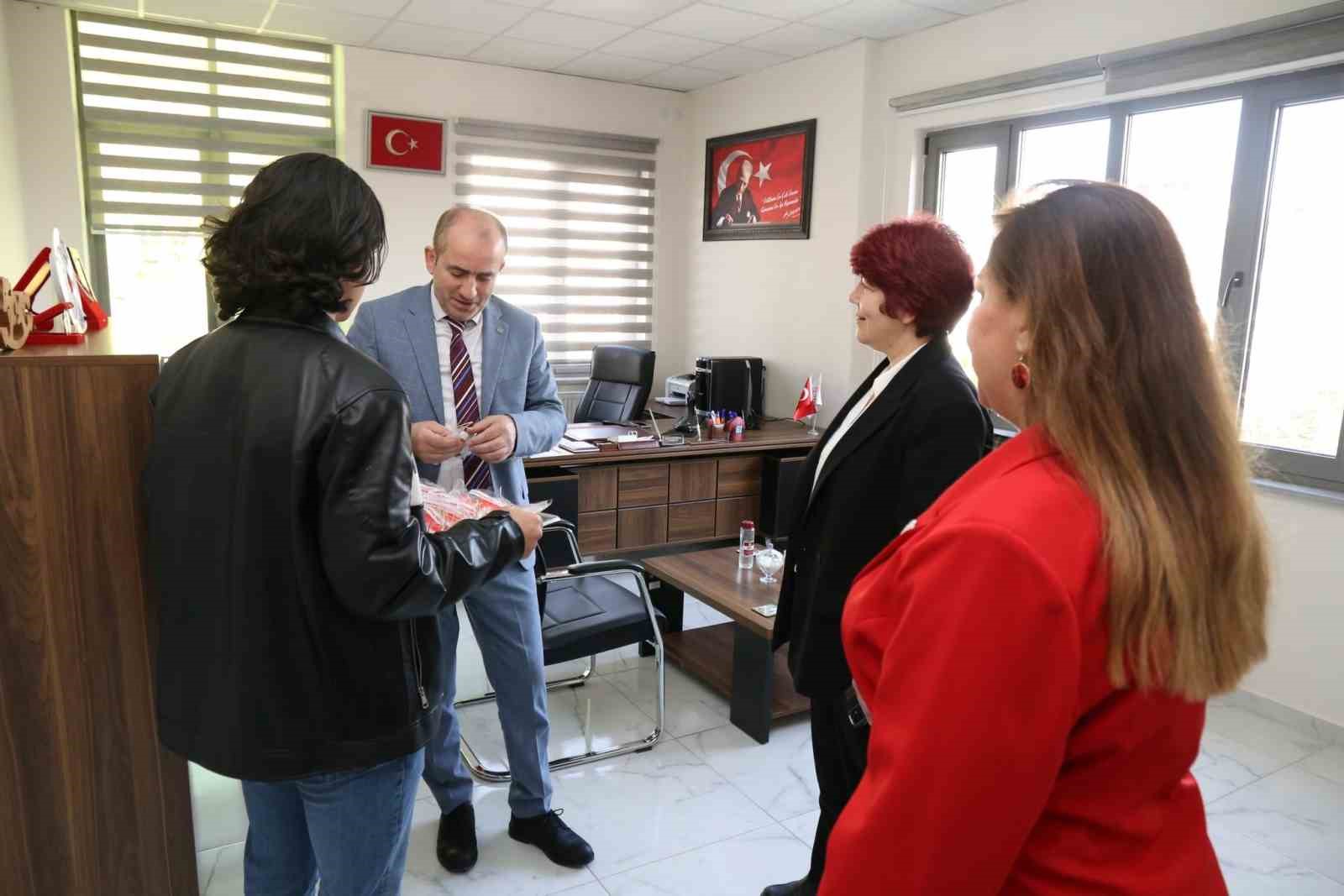 Çocuk evlerinde kalan minik ellerden anlamlı 18 Mart hediyesi