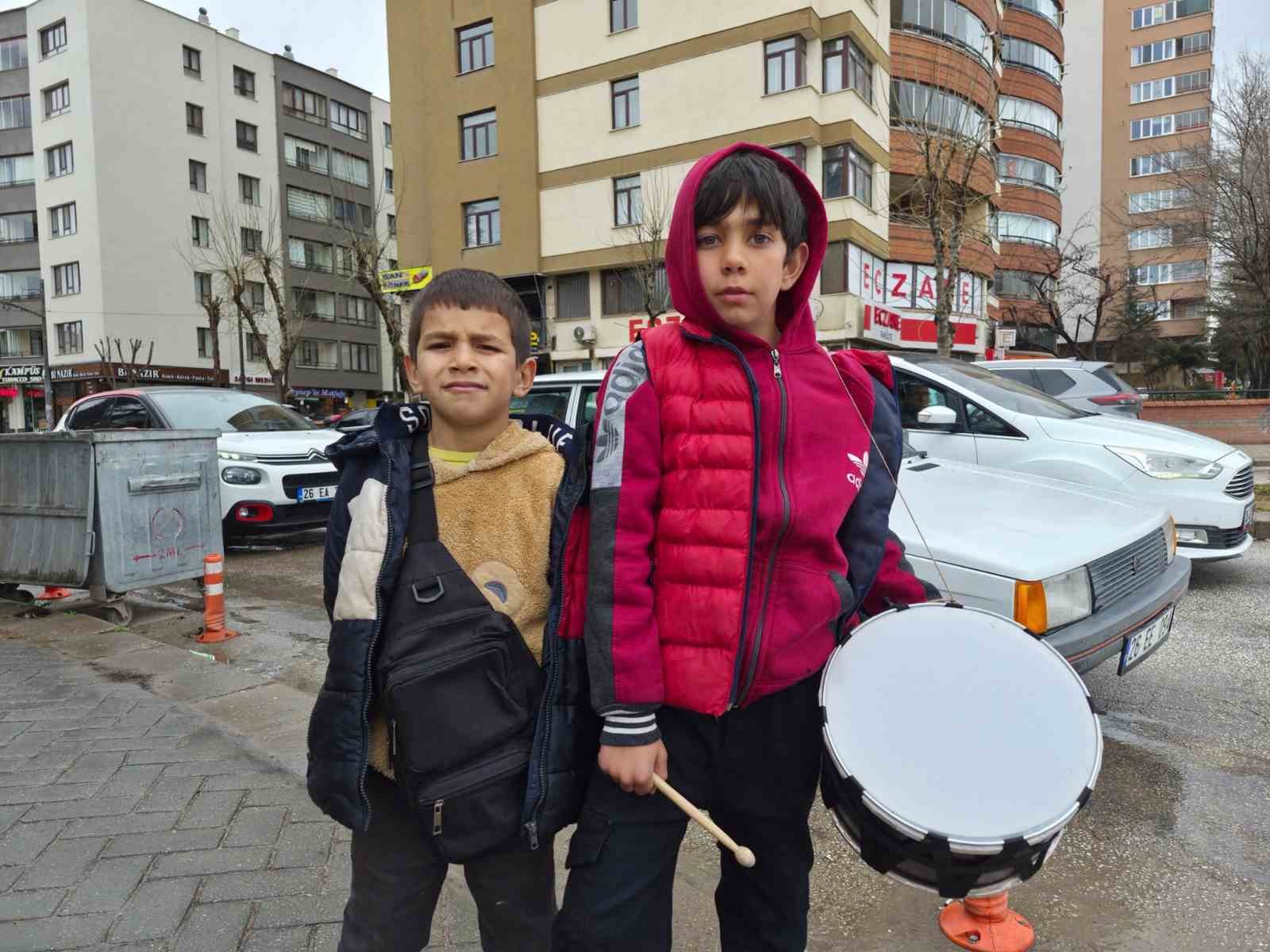 Yeğeniyle birlikte bayram harçlığı toplayan küçük davulcu