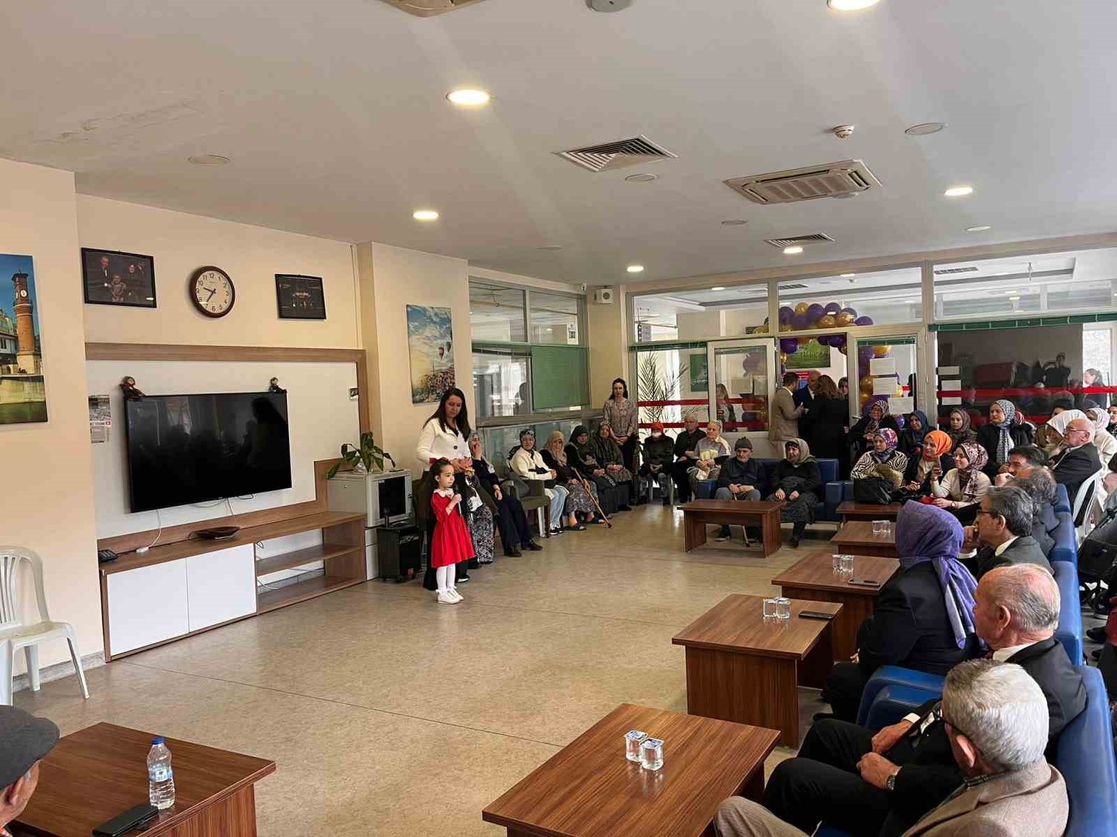 Miniklerden huzurevi sakinlerine anlamlı ziyaret